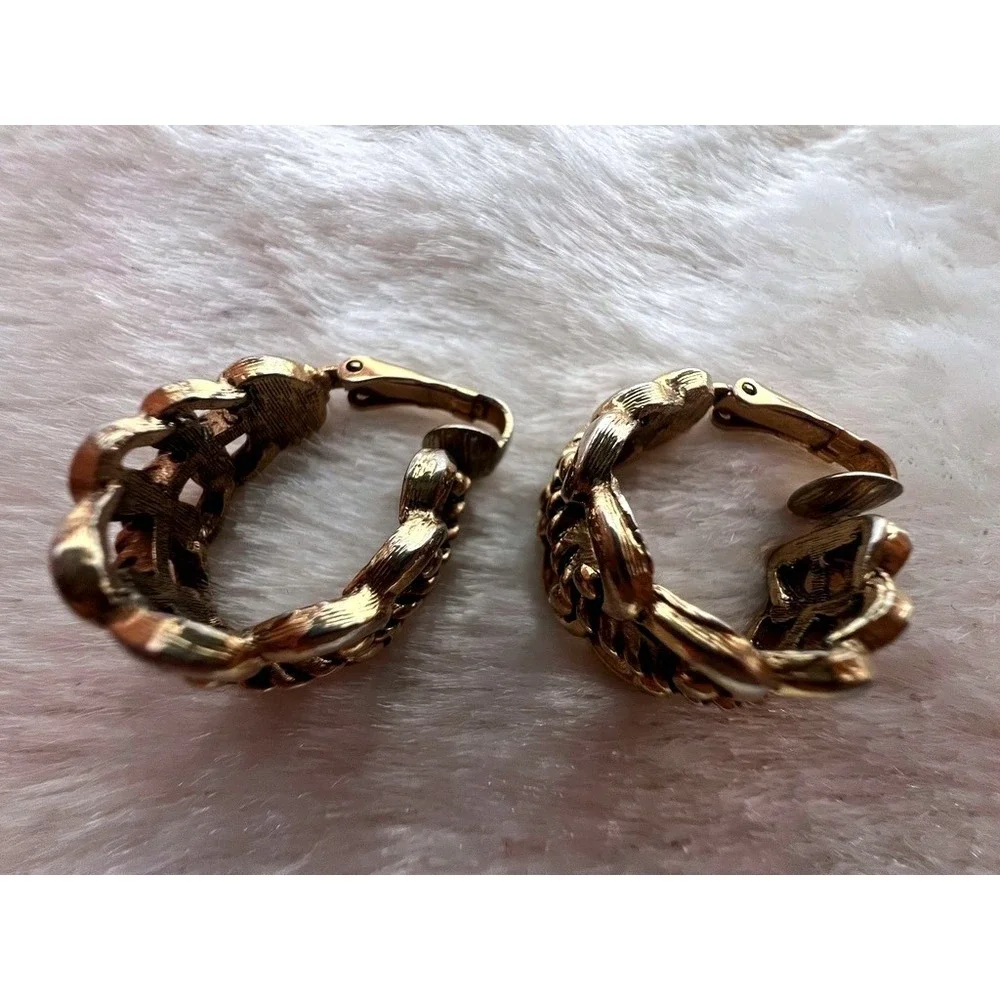 Avon Vintage Clip On J Hoop Earrings‎ Gold Tone Openwork Scroll Rope Baroque 80s